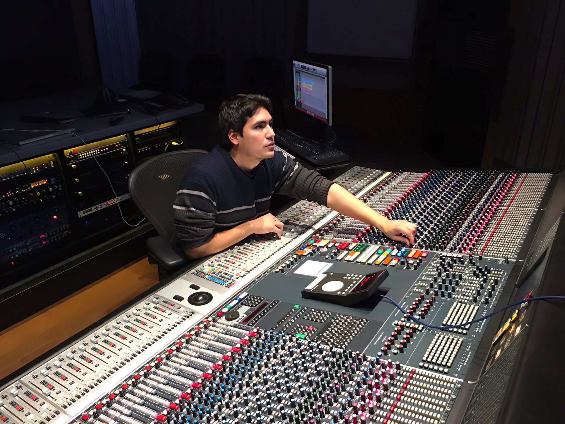 En estudios de Berklee College of Music con la consola AMS Neve 88RS